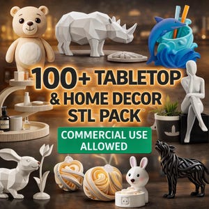 Op de afbeelding: Een verzameling tafel- en woondecoratie-items, waaronder beren-, neushoorn-, dolfijn- en wolfbeeldjes. De afbeelding bevat ook een dienblad, een zittende figuur en decoratieve objecten. De tekst luidt "100+ Tabletop & Home Decor STL Pack" en "Commercial Use Allowed."