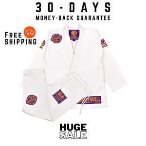 Puede incluir: Uniforme blanco de artes marciales con parches morados y dorados. El uniforme incluye una chaqueta y un pantalón. El texto en la imagen dice "30-DAYS MONEY-BACK GUARANTEE" y "HUGE SALE".