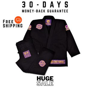 Puede incluir: Conjunto de uniforme de Jiu-Jitsu negro con parches morados y dorados. El uniforme incluye una chaqueta y un pantalón. El texto "SHOYOROLL" es visible en los parches y la chaqueta. La imagen también incluye el texto "30-DAYS MONEY-BACK GUARANTEE" y "HUGE SALE".