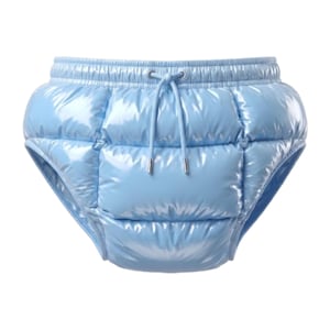 Può includere: Pantaloncini trapuntati color azzurro con una finitura lucida e brillante. Il capo presenta un'ampia fascia elastica in vita con coulisse abbinata, puntali in metallo argentato e una struttura imbottita con cuciture rettangolari in rilievo.