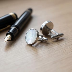 Abotoaduras de madrepérola natural, abotoaduras francesas redondas de latão feitas à mão, acessórios minimalistas unissex para ternos, presente para padrinhos. imagem 3