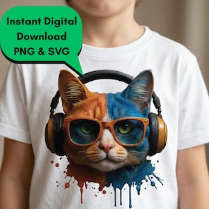 Op de afbeelding: Wit T-shirt met een kattenontwerp met gespleten gezicht. De ene kant is oranje, de andere blauw, met een oranje bril en een koptelefoon. Het shirt bevat de tekst "Instant Digital Download PNG & SVG" in een groene tekstballon.