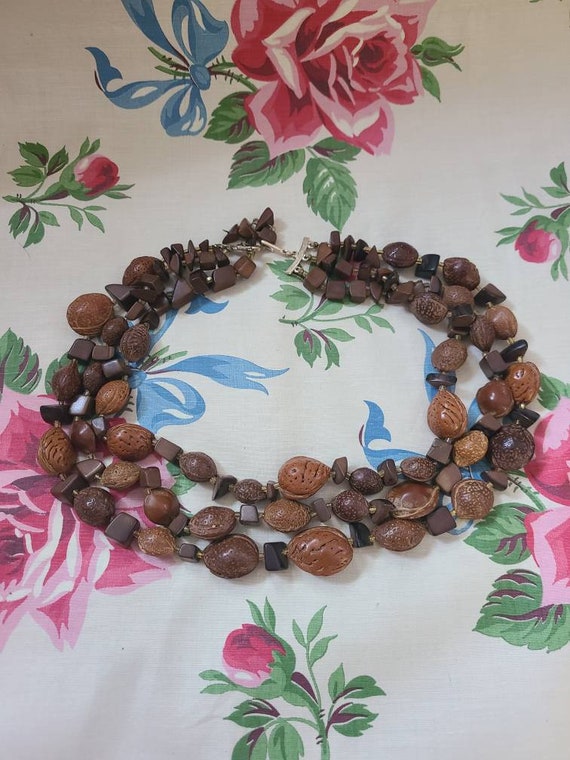 Kitschy Vintage 1940s Peach Pit Necklace