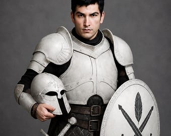 Set di armatura da cavaliere medievale con scudo ed elmo – Costume da guerriero fantasy – Armatura in piastre d'acciaio – Attrezzatura per cosplay e LARP