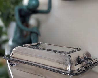 Bandeja para entrantes antigua bañada en plata con tapa, de William Hutton & Sons.