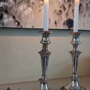 Antika silverpläterade ljusstakar, utsmyckade viktorianska engelska silverföremål, par