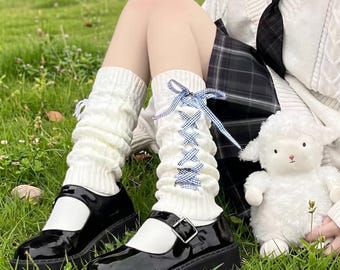 Coquett - Jambières blanches en tricot avec nœuds en ruban Vichy | souples à lacets Balletcore | Poignets pour bottines kawaii douces pour fille | Rose et bleu marine