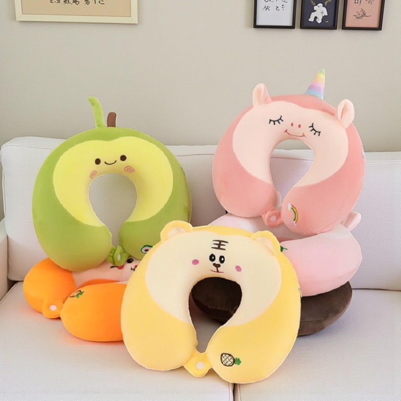 Pode incluir: Uma placa de madeira r&uacute;stica com o texto "Welcome to our home" em letras brancas. A placa apresenta um acabamento desgastado e um design simples e convidativo, perfeito para uma varanda ou entrada.