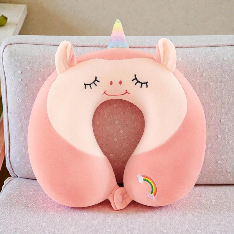 Pode incluir: Uma caneca de cer&acirc;mica branca com uma al&ccedil;a preta e o texto "But First, Coffee" em preto, com uma fonte manuscrita. A caneca est&aacute; sobre uma superf&iacute;cie branca.