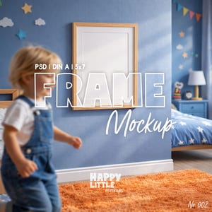 Puede incluir: Una maqueta de marco de madera con interior blanco, colgada en una pared azul. El texto "FRAME Mockup" está superpuesto en la imagen. El texto "PSD I DIN A I 5x7" también es visible. La habitación tiene una alfombra naranja y un niño en primer plano.