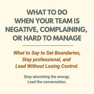 Puede incluir: Imagen con texto sobre un fondo crema. El texto dice: "QUÉ HACER CUANDO SU EQUIPO ES NEGATIVO, SE QUEJA O ES DIFÍCIL DE GESTIONAR." Texto adicional: "Qué decir para establecer límites, mantenerse profesional y liderar sin perder el control."