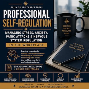 Op de afbeelding: Een zwarte keramische mok met gouden tekst BREATHE. FOCUS. REGULATE. LEAD. naast een donkerblauw spiraalnotitieboek met de tekst CALM MIND. STEADY NERVES. STRONG IMPACT. en een zwarte balpen, geplaatst op een donker oppervlak.