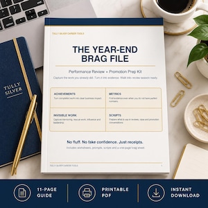 Könnte beinhalten: Ein weißes Dokument mit dem Titel The Year-End Brag File in dunkelblauer Schrift. Es enthält Abschnitte für Achievements, Metrics, Invisible Work und Scripts. Das Cover zeigt den Text Performance Review + Promotion Prep Kit sowie No fluff. No fake confidence. Just receipts.