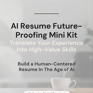 Puede incluir: Anuncio de un mini kit de prueba de futuro de currículums de IA. El texto incluye "Traduce tu experiencia en habilidades de alto valor" y "Crea un currículum centrado en el ser humano en la era de la IA". Una taza de café blanca está sobre un platillo.