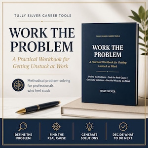 Puede incluir: Un libro de tapa dura azul oscuro titulado Work the Problem: A Practical Workbook for Getting Unstuck at Work de Tully Silver Career Tools. La portada presenta texto en blanco y dorado, un icono de brújula y un bolígrafo azul y dorado.