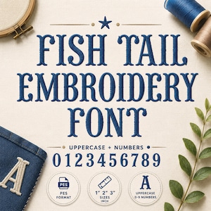 Puede incluir: Un diseño de fuente de bordado digital titulado FISH TAIL EMBROIDERY FONT en hilo azul oscuro. Incluye letras mayúsculas, números 0-9 e iconos para formato PES, tamaños de 1, 2 y 3 pulgadas, y números 0-9. Con bastidor de madera e hilos.