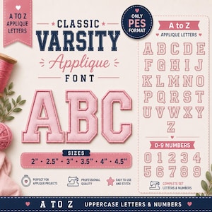 Könnte beinhalten: Ein digitales Stickdateien-Set mit einer klassischen Varsity-Applikationsschrift in Hellrosa mit dunkelblauen Umrandungen. Enthält Großbuchstaben A bis Z, Zahlen 0 bis 9 und sechs Größen von 5,08 cm bis 11,43 cm im PES-Format.