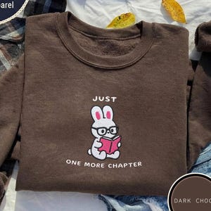 Felpa con coniglietto ricamato "Just One More Chapter", girocollo per amanti dei libri, maglietta da lettrice, top per lettrice, grazioso outfit da donna con estetica da lettrice