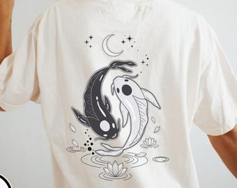 Camiseta Comfort Colors® Moon Spirits, camiseta de la Tribu del Agua del Norte inspirada en ATLA, camiseta Ocean and Moon Spirits, camiseta de anime Koi Fish Yin y Yang
