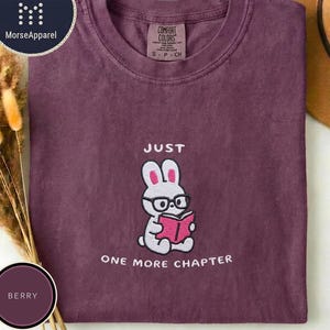 Maglietta con coniglietto ricamato "Just One More Chapter", maglietta Comfort Colors per amanti dei libri, maglietta per lettori, top per lettrici, graziosa maglietta da donna con estetica da lettrice
