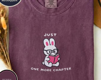 Camiseta con conejo bordado "Just One More Chapter", camiseta Comfort Colors para amantes de los libros, camiseta para lectores, top para lectoras, camiseta con estética de lectura para mujer.