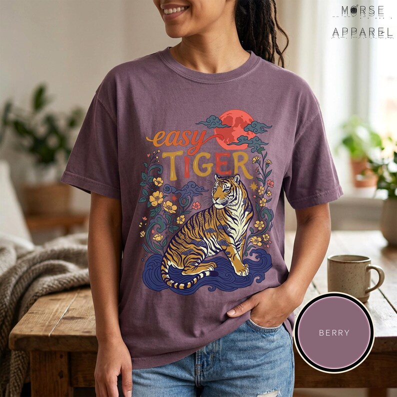 Camiseta Retro Easy Tiger, Camisa Vintage Boho Comfort Colors®, Camisa Wildcat estilo Linocut, Camisa Cottagecore, Camisetas Cool para mujer Berry