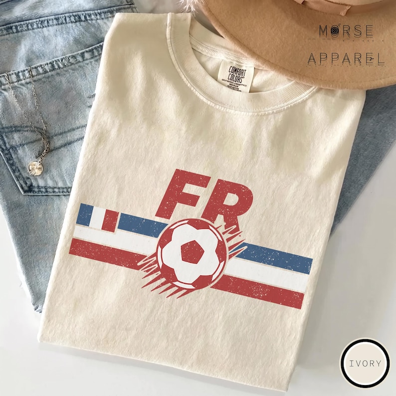 Camiseta France Soccer World Vintage Comfort Colors®, camiseta para aficionados al fútbol francés, camiseta retro con estampado de fútbol francés, camiseta deportiva unisex Ivory