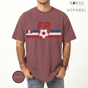 Camiseta France Soccer World Vintage Comfort Colors®, camiseta para aficionados al fútbol francés, camiseta retro con estampado de fútbol francés, camiseta deportiva unisex Brick
