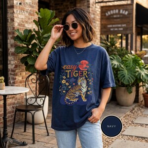Camiseta Retro Easy Tiger, Camisa Vintage Boho Comfort Colors®, Camisa Wildcat estilo Linocut, Camisa Cottagecore, Camisetas Cool para mujer Navy