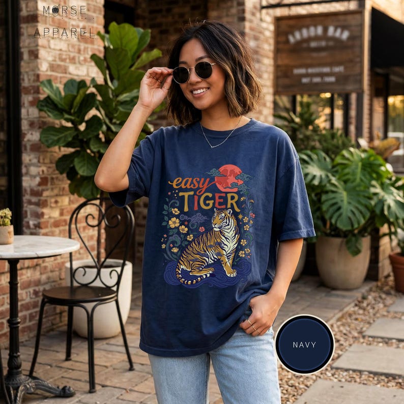 Camiseta Retro Easy Tiger, Camisa Vintage Boho Comfort Colors®, Camisa Wildcat estilo Linocut, Camisa Cottagecore, Camisetas Cool para mujer Navy