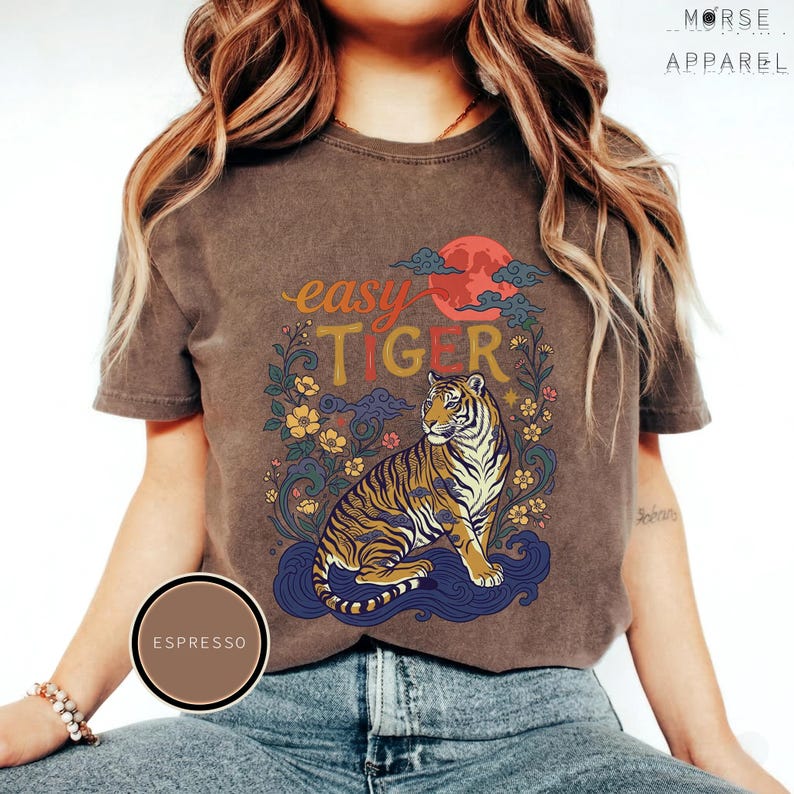 Camiseta Retro Easy Tiger, Camisa Vintage Boho Comfort Colors®, Camisa Wildcat estilo Linocut, Camisa Cottagecore, Camisetas Cool para mujer Espresso