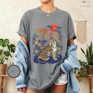 Camiseta Retro Easy Tiger, Camisa Vintage Boho Comfort Colors®, Camisa Wildcat estilo Linocut, Camisa Cottagecore, Camisetas Cool para mujer Grey