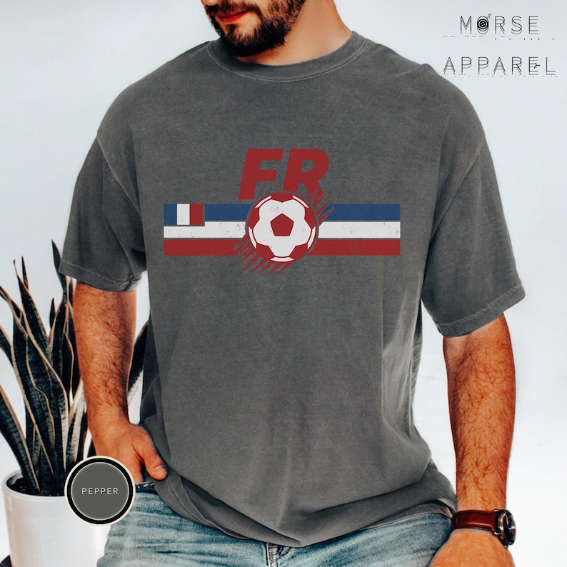 Camiseta France Soccer World Vintage Comfort Colors®, camiseta para aficionados al fútbol francés, camiseta retro con estampado de fútbol francés, camiseta deportiva unisex Pepper