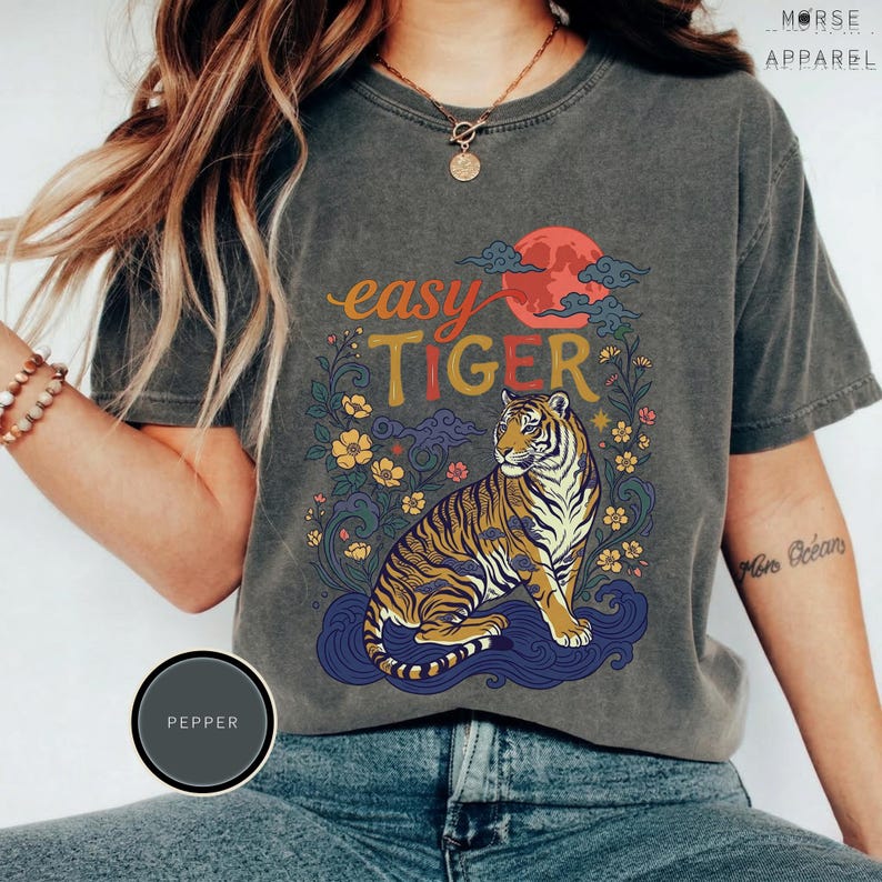 Camiseta Retro Easy Tiger, Camisa Vintage Boho Comfort Colors®, Camisa Wildcat estilo Linocut, Camisa Cottagecore, Camisetas Cool para mujer Pepper