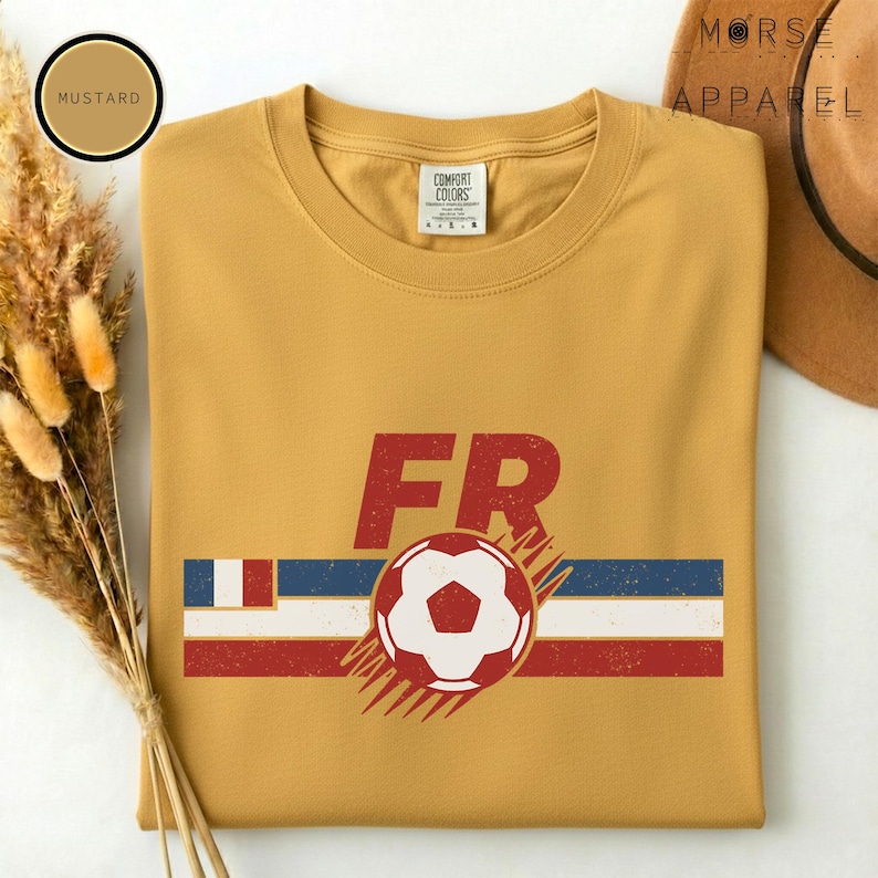 Camiseta France Soccer World Vintage Comfort Colors®, camiseta para aficionados al fútbol francés, camiseta retro con estampado de fútbol francés, camiseta deportiva unisex Mustard