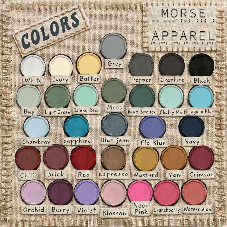 Puede incluir: Una carta de colores de tela con una variedad de tonos sobre un fondo neutro. La carta incluye tonos como blanco, gris, negro y azul marino, junto con colores vibrantes como rojo, rosa y violeta. Los textos "COLORS" y "MORSE APPAREL" son visibles.