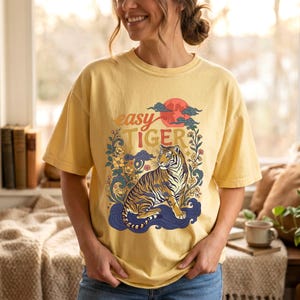Camiseta Retro Easy Tiger, Camisa Vintage Boho Comfort Colors®, Camisa Wildcat estilo Linocut, Camisa Cottagecore, Camisetas Cool para mujer Butter
