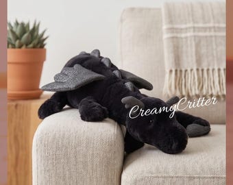 Jellycat Onyx Drache Plüschtier | weiches schwarzes Stofftier | Dark Academia Raumdekor & magischer Fantasy Akzent.