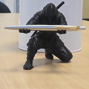 Stealth Ninja Stifthalter | Spaß Schreibtisch Dekor, Büro Geschenk