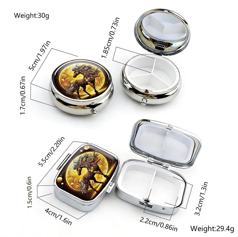 K&ouml;nnte beinhalten: Silberne Pillendosen mit Pferdemotiv. Die runde Dose hat einen Durchmesser von 5 cm und ist 1,7 cm hoch. Die rechteckige Dose ist 4 cm breit, 5,5 cm lang und 1,5 cm hoch. Jede Dose hat einen geteilten Innenraum.
