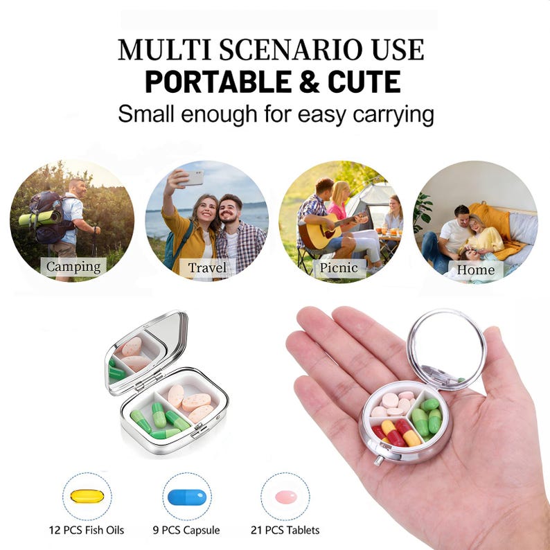 K&ouml;nnte beinhalten: Ein silberner Pillenorganizer mit Spiegel, offen und geschlossen dargestellt, mit verschiedenen Pillen im Inneren. Der Text lautet: &bdquo;MULTI SCENARIO USE PORTABLE & CUTE Small enough for easy carrying.&ldquo; Das Bild zeigt den Organizer in verschiedenen Szenarien: Camping, Reisen, Picknick und Zuhause.