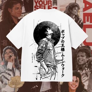 Puede incluir: Camiseta blanca con una ilustración en blanco y negro de una persona mirando hacia arriba, con texto japonés y las palabras "ムーンウォーク". La camiseta tiene cuello redondo y mangas cortas. El fondo incluye imágenes de un cantante.