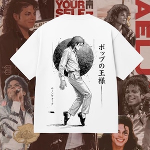 Puede incluir: Camiseta blanca con una ilustración en blanco y negro de una persona haciendo el moonwalk, con texto en japonés. El diseño está sobre un fondo circular negro. La camiseta tiene cuello redondo y mangas cortas.