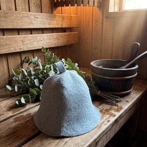 Peut inclure: Panneau en bois rustique avec l'inscription "Welcome to our home" en lettres blanches. Le panneau présente une finition vieillie et un design simple et accueillant, idéal pour la décoration d'entrée.