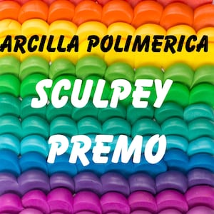 Peut inclure: Une présentation vibrante d'argile polymère dans un arc-en-ciel de couleurs, avec les mots "ARCILLA POLIMERICA", "SCULPEY" et "PREMO" en texte blanc. L'argile est disposée en rangées soignées, présentant une variété de teintes.
