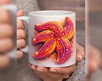 Könnte beinhalten: Weiße Keramiktasse mit einem detaillierten Seestern-Design in Rot-, Orange- und Lilatönen. Der Seestern hat ein strukturiertes Aussehen mit funkelnden Akzenten, was ein optisch ansprechendes Design zum Thema Ozean ergibt.