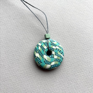 Pendentif cercle en argile, collier disque menthe, collier géométrique en pâte polymère, bijoux minimalistes
