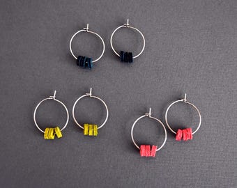 Kleine Wildleder Ohrringe Ihrer Wahl, Blau, Rosa, Grün Dünne Ohrringe, Feine Creole Edelstahl Armreif, Zierliche Minimal Silber Band