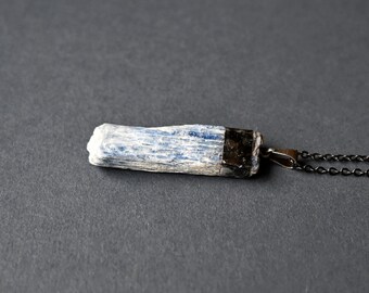 Roher Kyanit Geode Anhänger, Blau Gelötete Naturstein Handgemachte Halskette