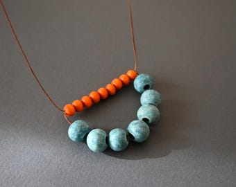 Keramik Halskette in blau und orange, gemischte Perlenkette